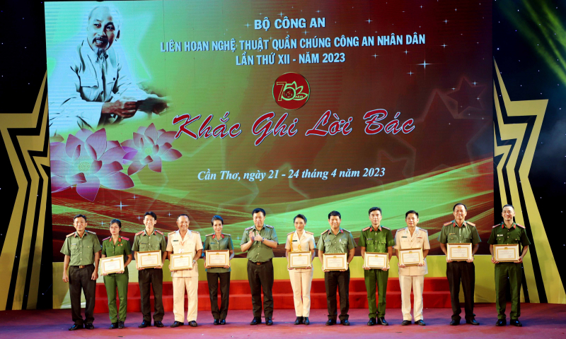 Bế mạc Liên hoan Nghệ thuật quần chúng CAND lần thứ XII - khu vực III -0