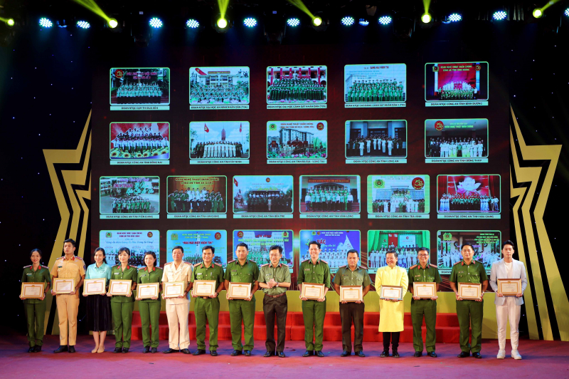 Bế mạc Liên hoan Nghệ thuật quần chúng CAND lần thứ XII - khu vực III -1