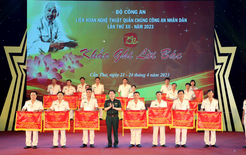 Bế mạc Liên hoan Nghệ thuật quần chúng CAND lần thứ XII - khu vực III -0