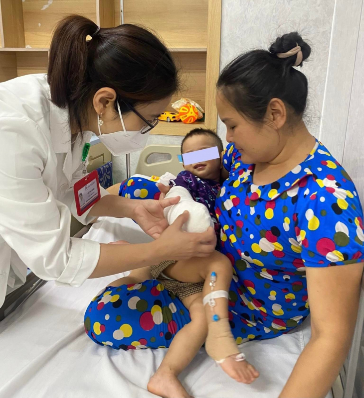 Trắng đêm nối bàn tay bị đứt rời cho cháu bé 21 tháng tuổi -0