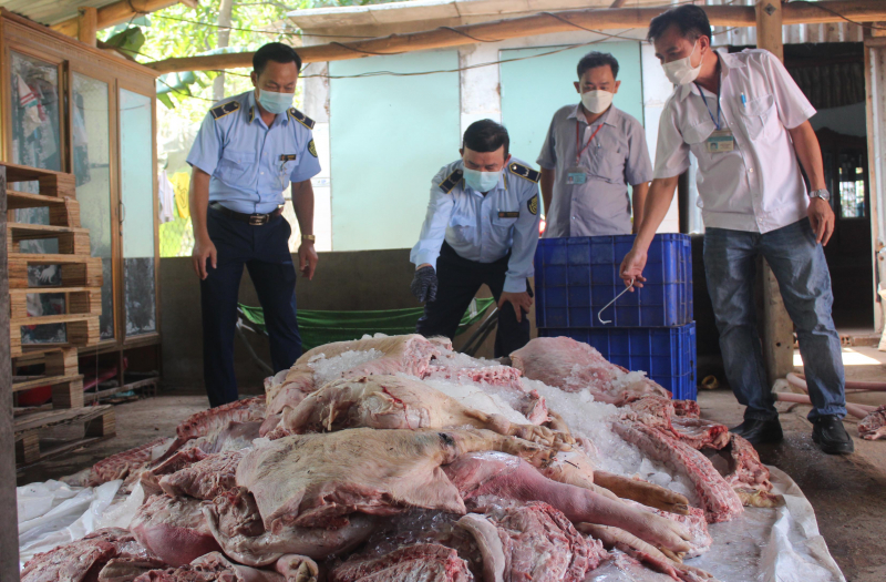 Ngăn chặn hơn 1,7 tấn thịt lợn bốc mùi chuẩn bị đưa vào các bếp ăn -0
