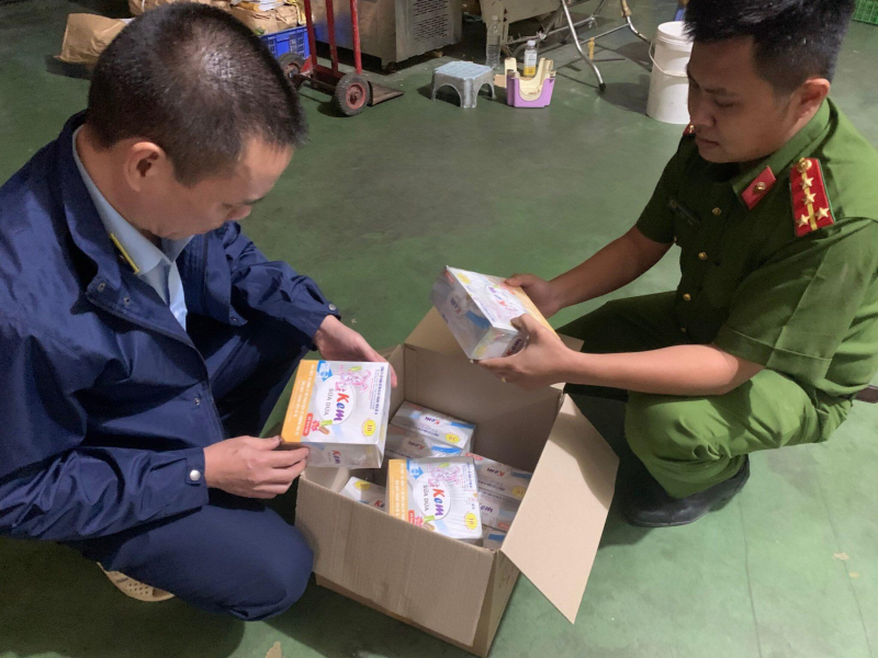 Thu giữ gần 9.400 hộp kem sữa đặc do nước ngoài sản xuất quá hạn sử dụng -0