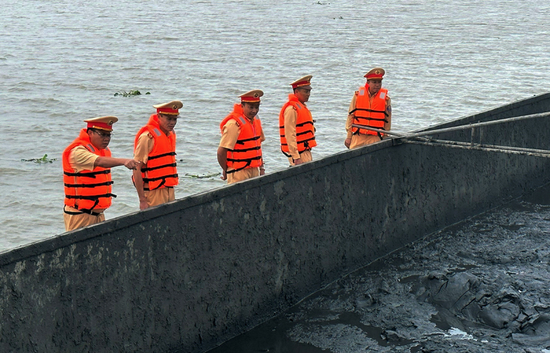 Bắt giữ tàu chở khoảng 2.000 tấn than bùn nhiệt thấp khai thác lậu -0