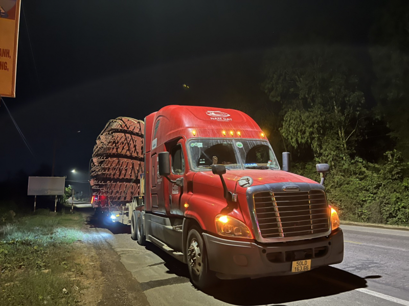 Tước giấy phép lái xe 2 tháng tài xế chở “quái vật khổng lồ” -0