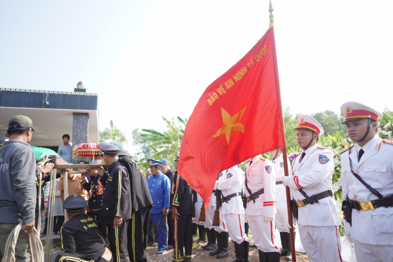 Giây phút cuối tiễn biệt người cán bộ hy sinh trong chuyên án ma túy -3