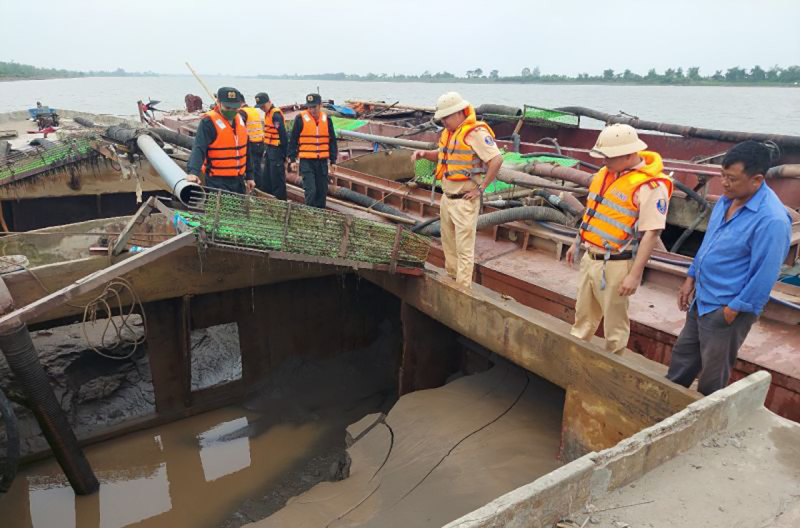 Cảnh sát mật phục bắt 3 tàu khai thác cát trái phép trong đêm -0