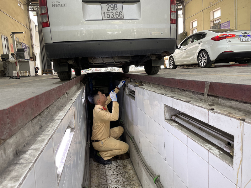 Cảnh sát giao thông hỗ trợ đăng kiểm: Giải pháp tình thế, giúp người dân an lòng -1