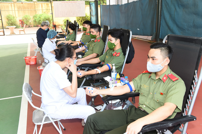 30-4_ 11_ Phát huy truyền thống lực lượng Anh hùng -0