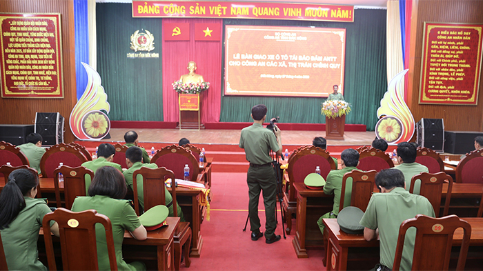 Công an Đắk Nông tiếp tục bàn giao xe ô tô tải chuyên dụng cho Công an 10 xã, thị trấn -0