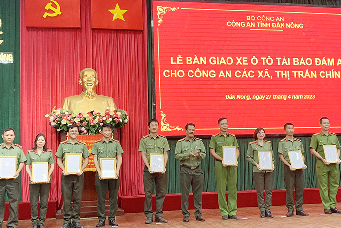 Công an Đắk Nông tiếp tục bàn giao xe ô tô tải chuyên dụng cho Công an 10 xã, thị trấn -0