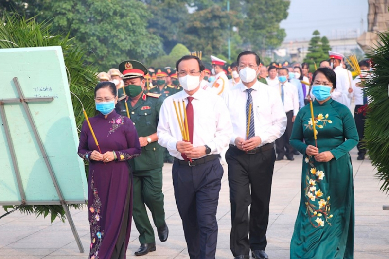 TP Hồ Chí Minh dâng hoa, dâng hương tưởng niệm các anh hùng liệt sĩ -0
