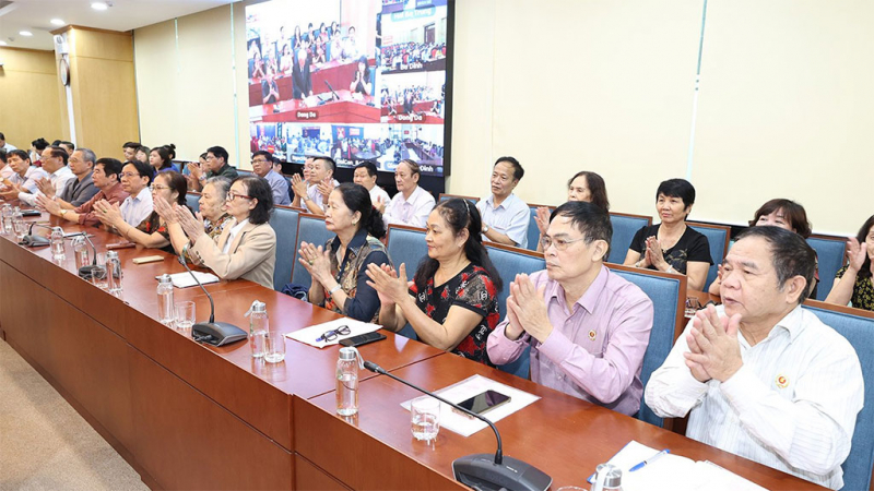 Trong tình cảm và lòng tin nhân dân -0