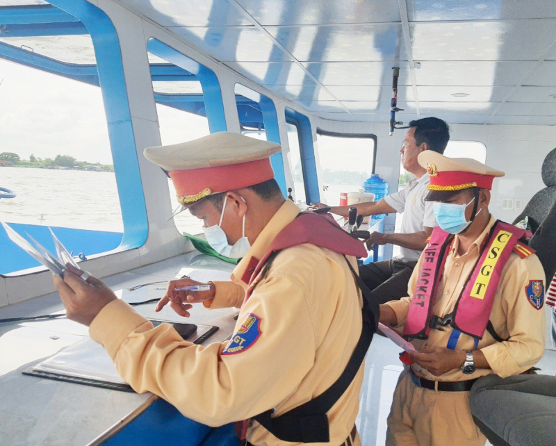 Bảo đảm cho người dân tham gia giao thông thủy an toàn những ngày nghỉ lễ  -0