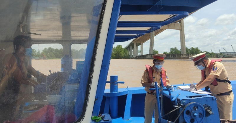 Bảo đảm cho người dân tham gia giao thông thủy an toàn những ngày nghỉ lễ  -2