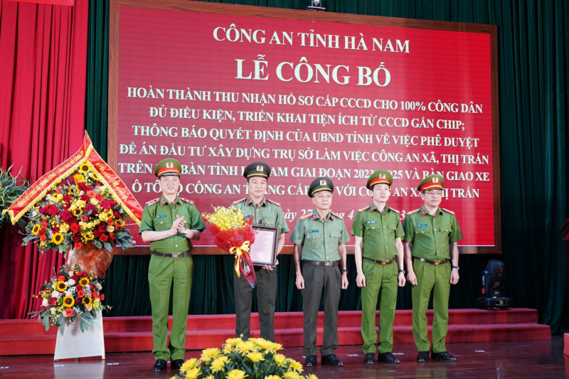 Công bố Công an tỉnh Hà Nam là tỉnh đầu tiên trong cả nước hoàn thành cấp CCCD cho công dân -0