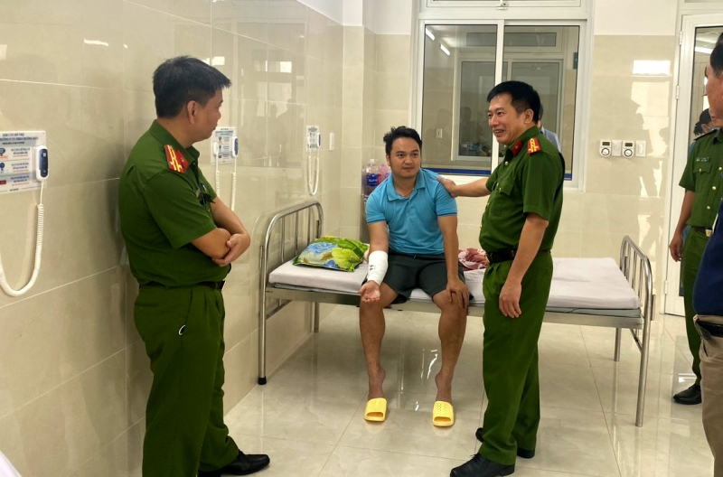Thăm hỏi 3 cán bộ chiến sĩ Công an bị thương trong khi làm nhiệm vụ -0 Thăm hỏi 3 cán bộ chiến sĩ Công an bị thương trong khi làm nhiệm vụ -0