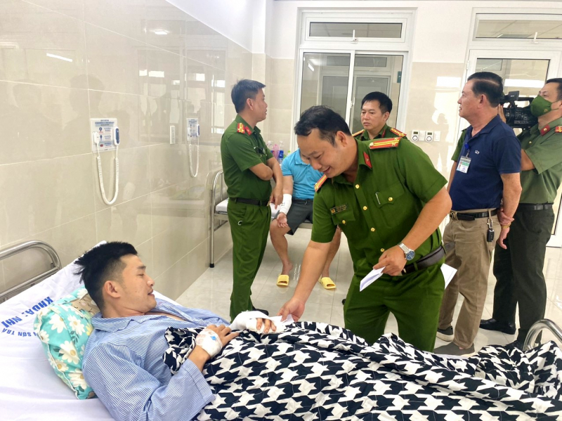 Thăm hỏi 3 cán bộ chiến sĩ Công an bị thương trong khi làm nhiệm vụ -1 Thăm hỏi 3 cán bộ chiến sĩ Công an bị thương trong khi làm nhiệm vụ -1