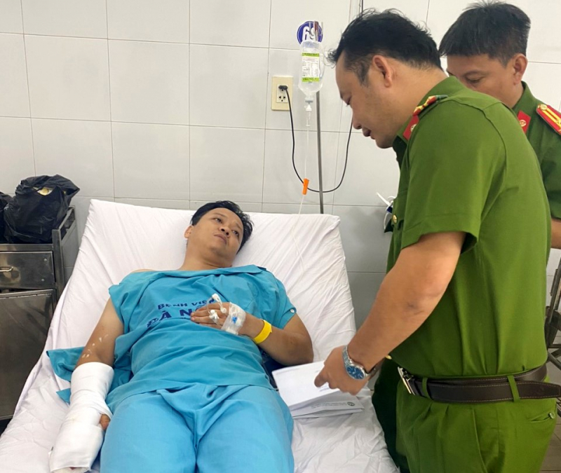 Thăm hỏi 3 cán bộ chiến sĩ Công an bị thương trong khi làm nhiệm vụ -2 Thăm hỏi 3 cán bộ chiến sĩ Công an bị thương trong khi làm nhiệm vụ -2
