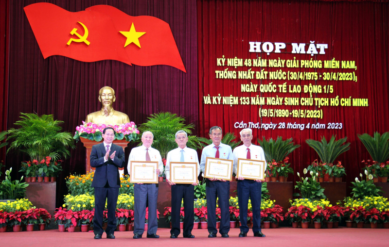 Long trọng kỷ niệm 48 năm Ngày Giải phóng Miền Nam, thống nhất đất nước -1