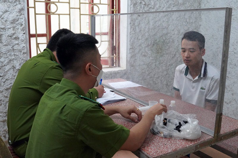 Bắt 2 đối tượng tàng trữ chất ma túy mới dùng cho thuốc lá điện tử -0