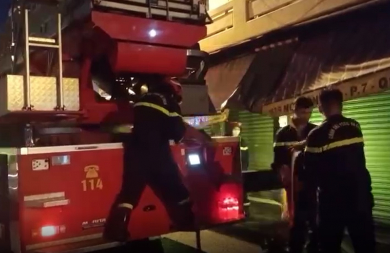 Dùng xe thang giải cứu 19 người, hướng dẫn 150 người thoát khỏi đám cháy ở tầng 10 -2