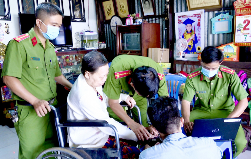 Công an tỉnh Bạc Liêu cấp CCCD, định danh điện tử xuyên những ngày lễ -0