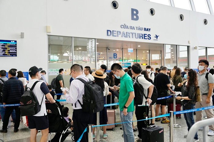 Chiều cuối tuần trước kỳ nghỉ lễ: Sân bay, bến xe đông nghịt khách -0
