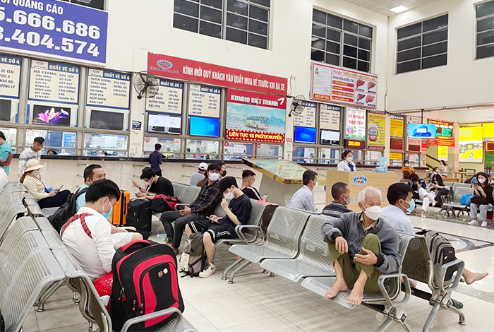 Chiều cuối tuần trước kỳ nghỉ lễ: Sân bay, bến xe đông nghịt khách -0