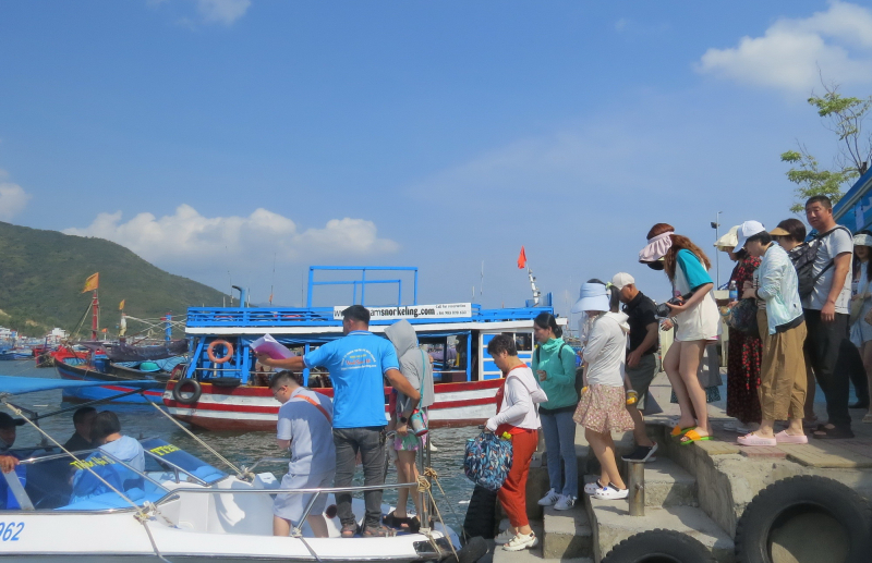 Đông đảo du khách đến Khánh Hòa trong kỳ nghỉ lễ dài ngày -0