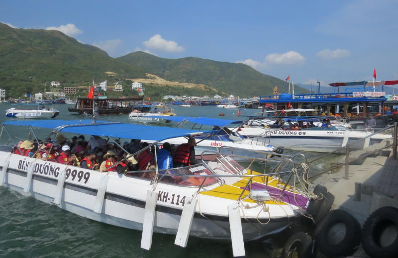 Đông đảo du khách đến Khánh Hòa trong kỳ nghỉ lễ dài ngày -0