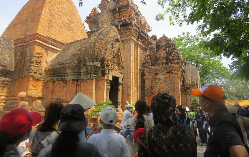 Đông đảo du khách đến Khánh Hòa trong kỳ nghỉ lễ dài ngày -0