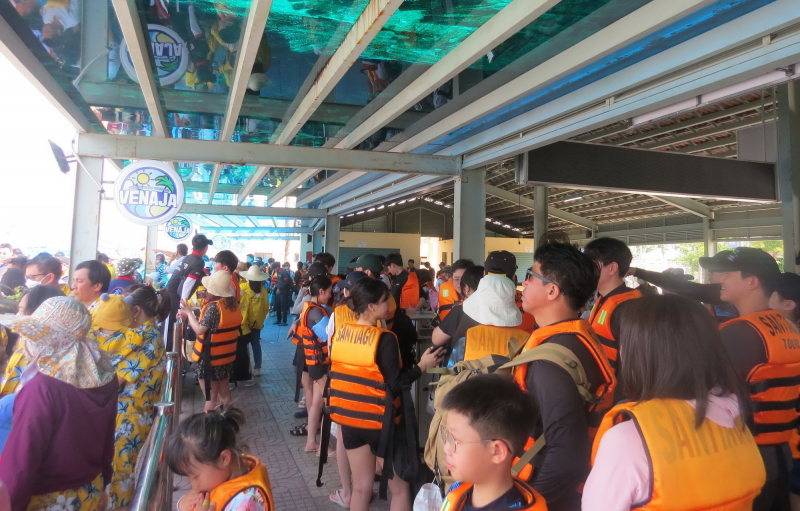 Đông đảo du khách đến Khánh Hòa trong kỳ nghỉ lễ dài ngày -0