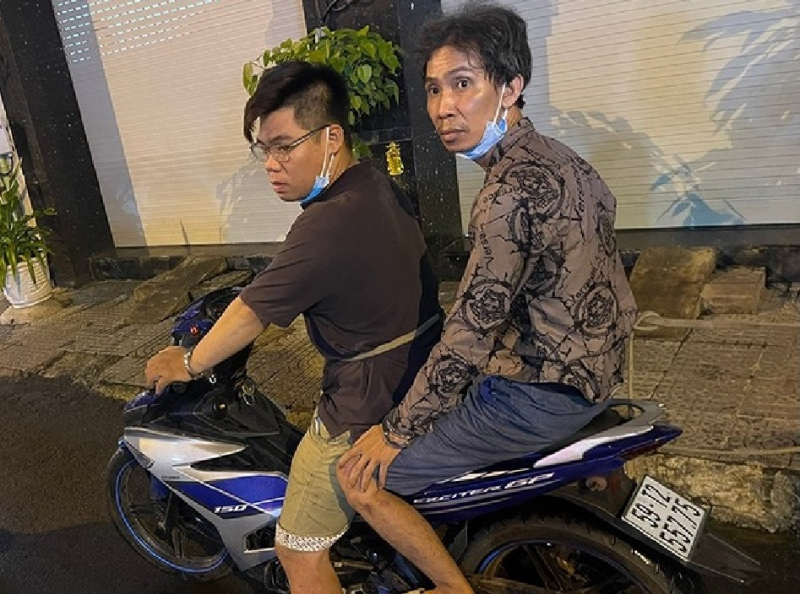 Cô gái bị 2 tên cướp kéo ngã bất tỉnh trên đường -0