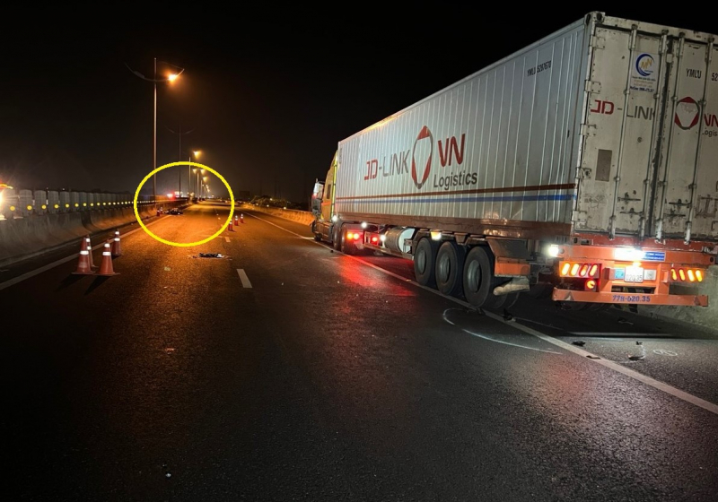 Va chạm với xe đầu kéo khi điều khiển xe máy vào cao tốc để về quê -0