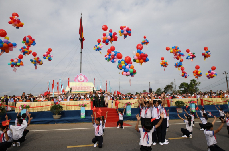 Xúc động lễ Thượng cờ Thống nhất non sông tại Đôi bờ Hiền Lương - Bến Hải -0