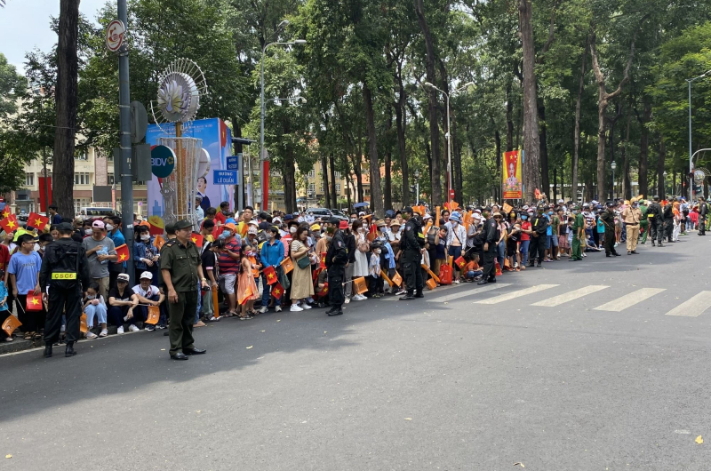 Lực lượng Công an TP Hồ Chí Minh mướt mồ hôi dưới nắng nóng bảo vệ lễ 30/4 -2