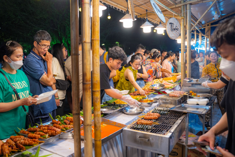 Lễ hội ẩm thực Festival Nghề truyền thống Huế thu hút hàng nghìn du khách -0