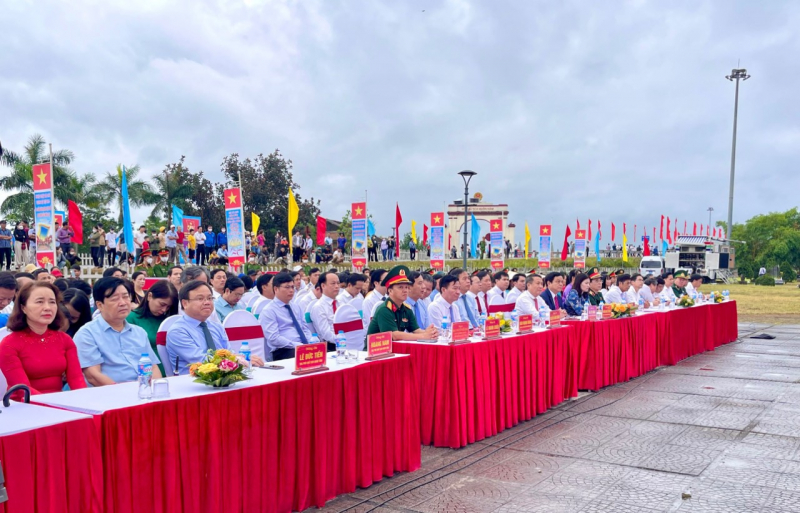 Thượng cờ Thống nhất non sông tại Di tích Đôi bờ Hiền Lương - Bến Hải -0