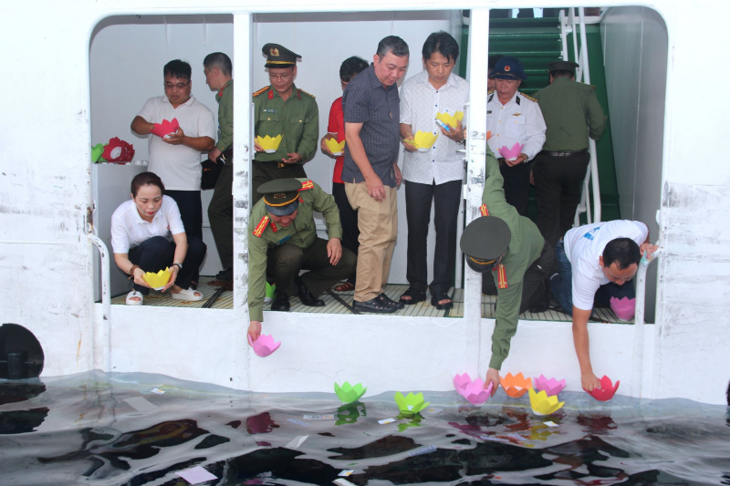 Khúc tráng ca bất tử giữa lòng biển khơi -0