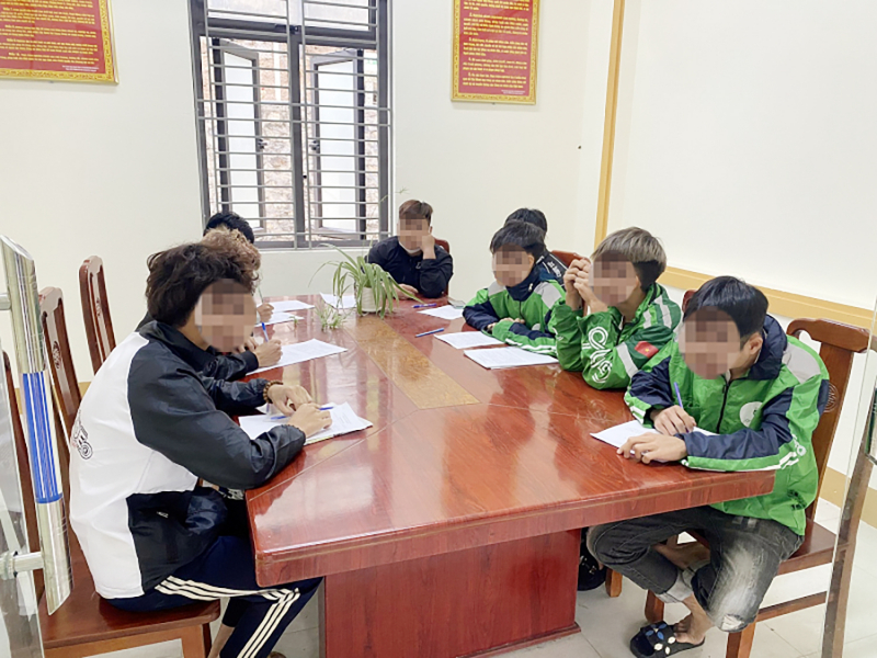 Nhóm thanh, thiếu niên tụ tập tháo biển số, phóng nhanh vượt ẩu trên đèo Đá trắng -0