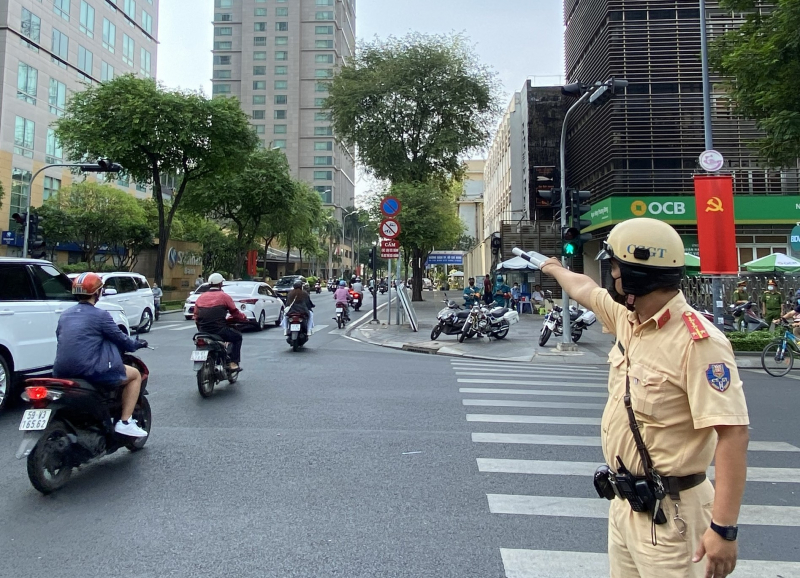 Lực lượng Công an TP Hồ Chí Minh mướt mồ hôi dưới nắng nóng bảo vệ lễ 30/4 -2