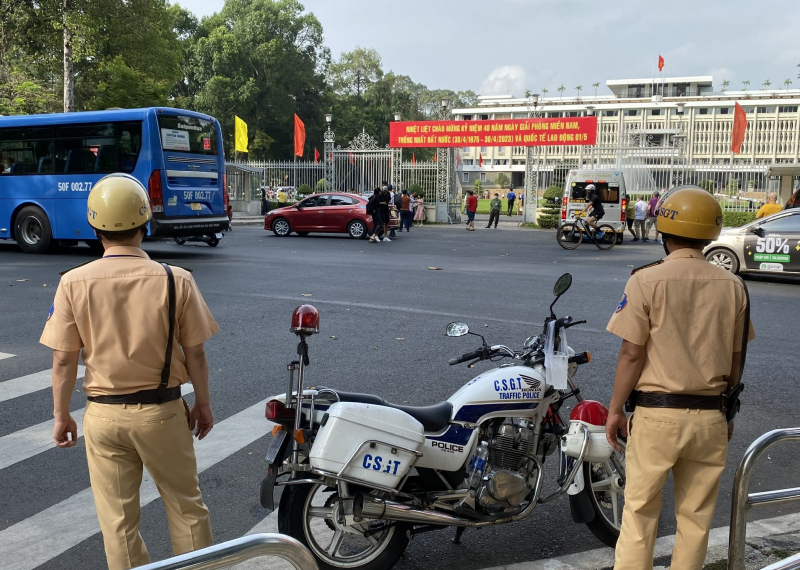 Lực lượng Công an TP Hồ Chí Minh mướt mồ hôi dưới nắng nóng bảo vệ lễ 30/4 -3
