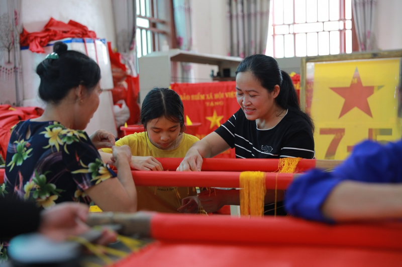 Về thăm ngôi làng với lịch sử 70 năm thêu cờ Tổ quốc -0