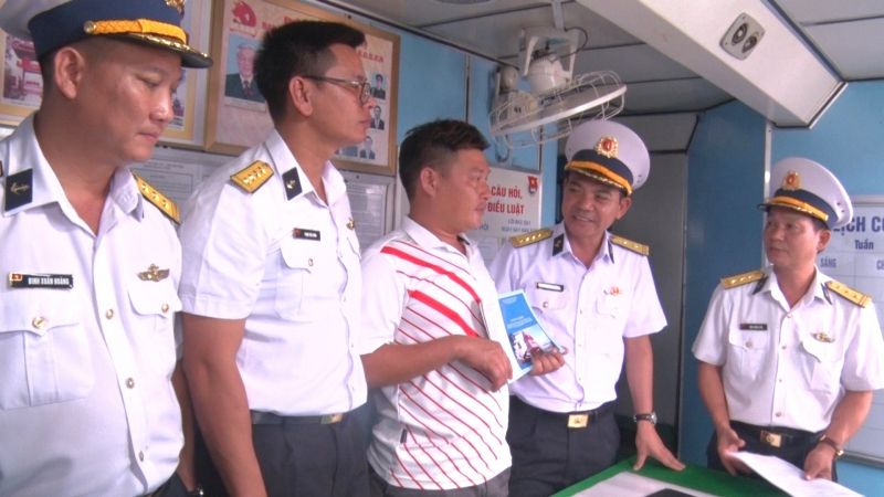 Tàu 418 đưa hai ngư dân lâm bệnh từ Trường Sa về Cam Ranh -0