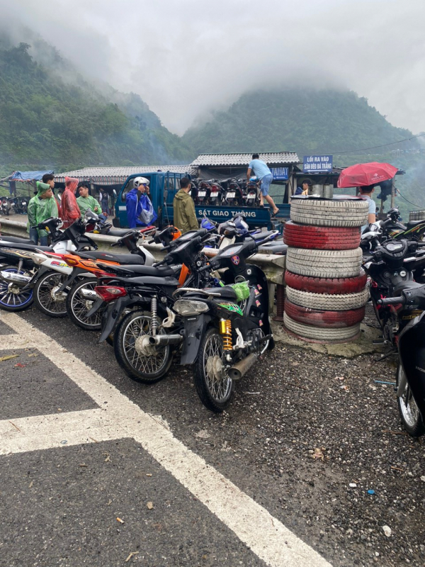 Phát hiện nhóm thanh, thiếu niên tụ tập tháo biển số phóng nhanh vượt ẩu trên đèo đá trắng -0