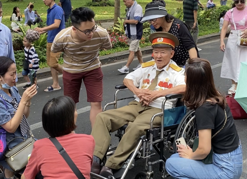 Lực lượng Công an TP Hồ Chí Minh mướt mồ hôi dưới nắng nóng bảo vệ lễ 30/4 -2