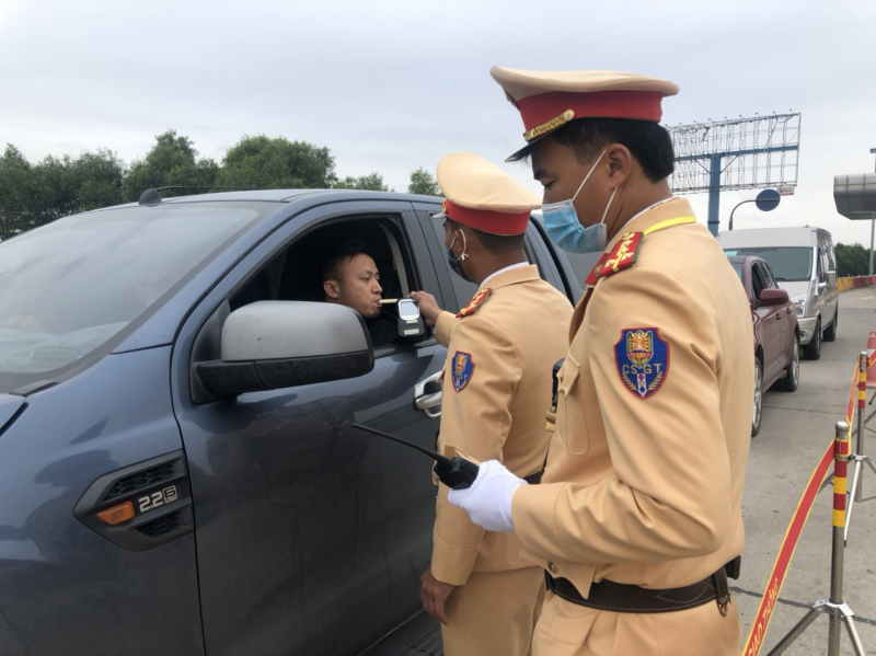 Ngày nghỉ lễ, CSGT  xử lý 9.619 trường hợp vi phạm, phạt tiền trên 20 tỷ đồng -0