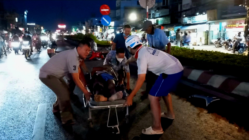 Hai vụ tai nạn giữa 4 xe máy, 6 người nhập viện  -1