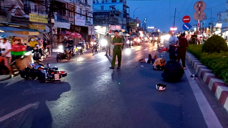 Hai vụ tai nạn giữa 4 xe máy, 6 người nhập viện  -2