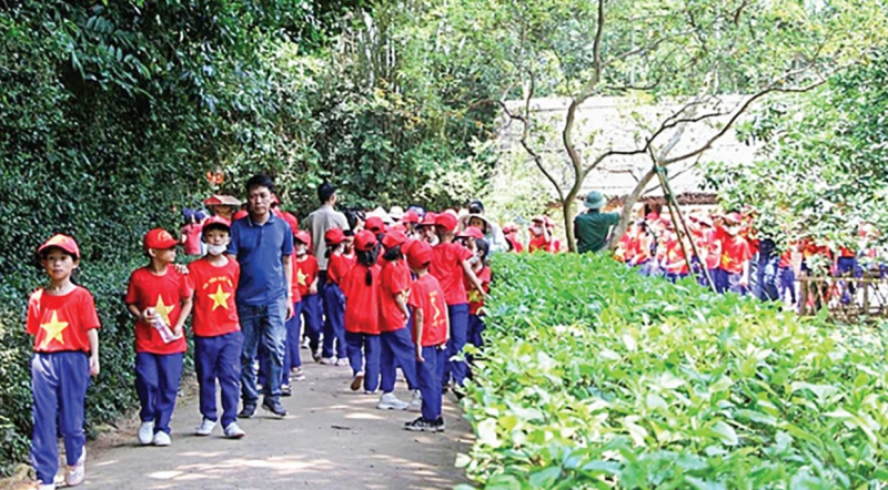 Hàng vạn du khách hướng về quê Bác dịp 30/4-1/5 -0